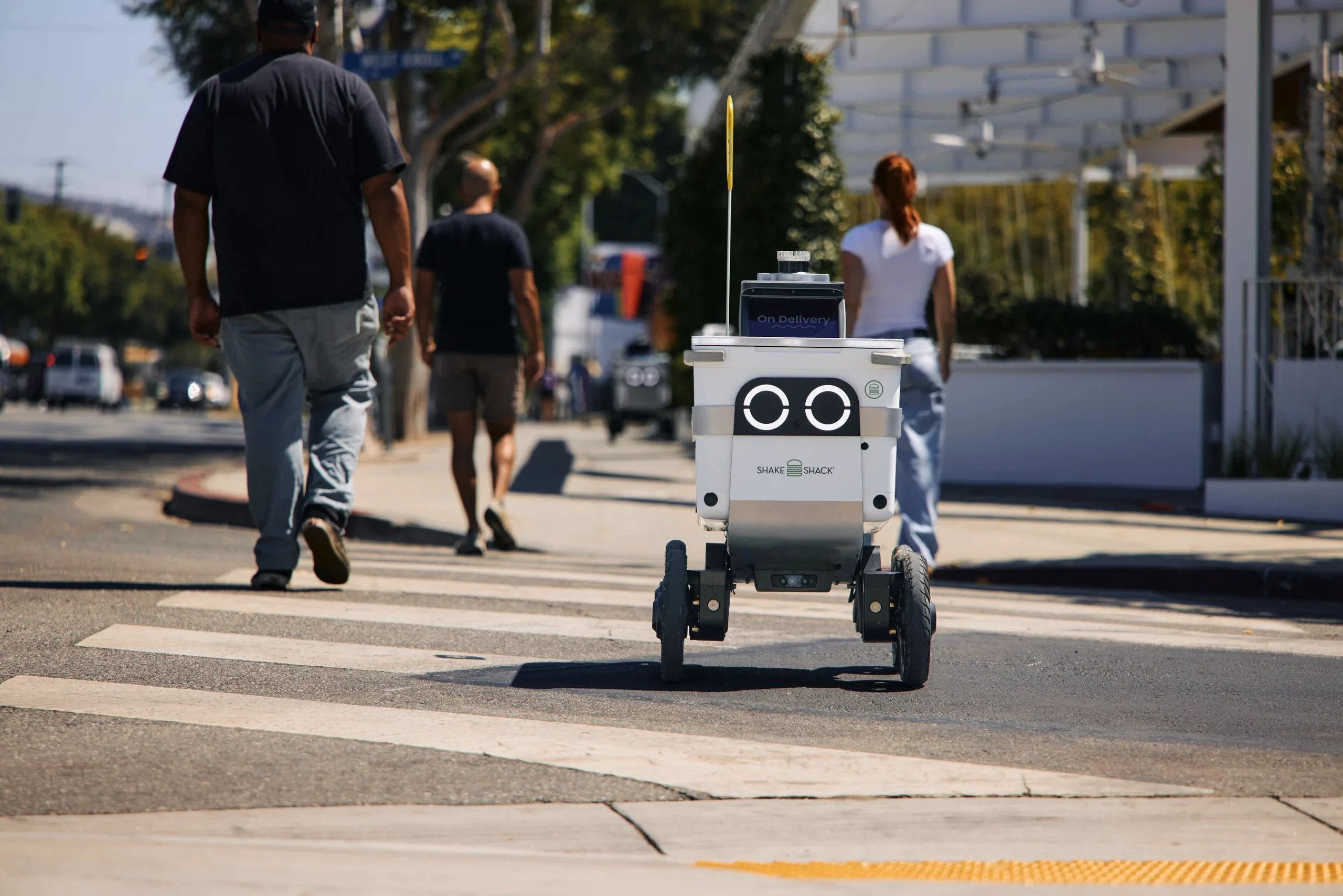 Shake Shack y Serve Robotics se unen para entregar comida con robots en Los Ángeles