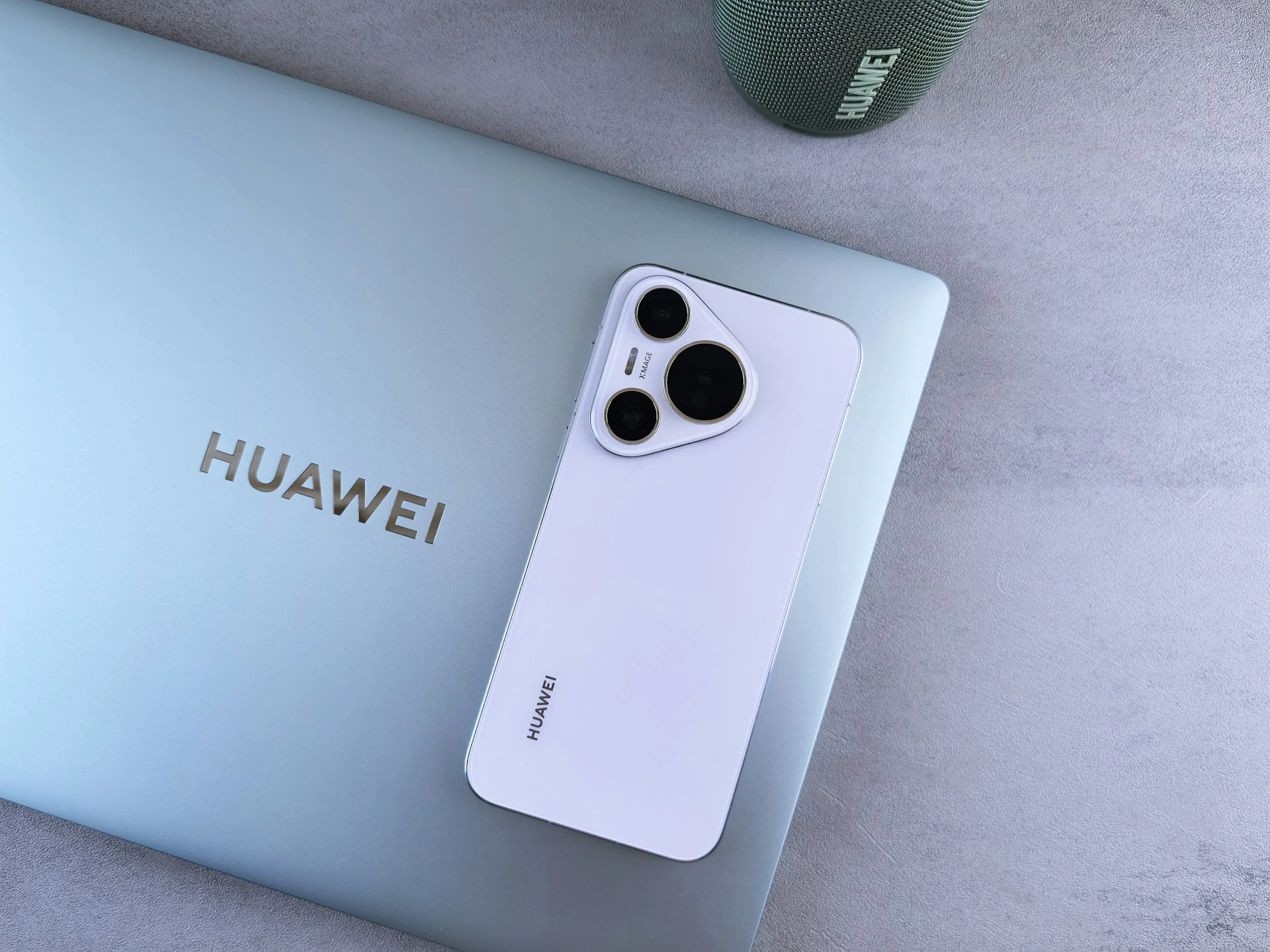 Huawei lanza teléfono de tres pliegues después del evento de Apple por $2,800