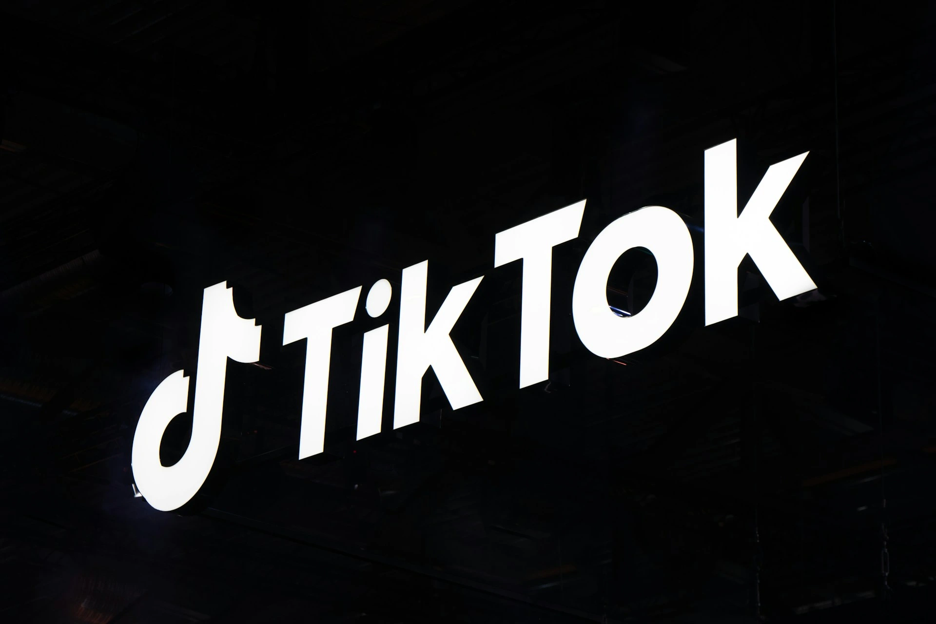 TikTok Despide a Cientos de Empleados en un Cambio hacia la Moderación de Contenido por Inteligencia Artificial