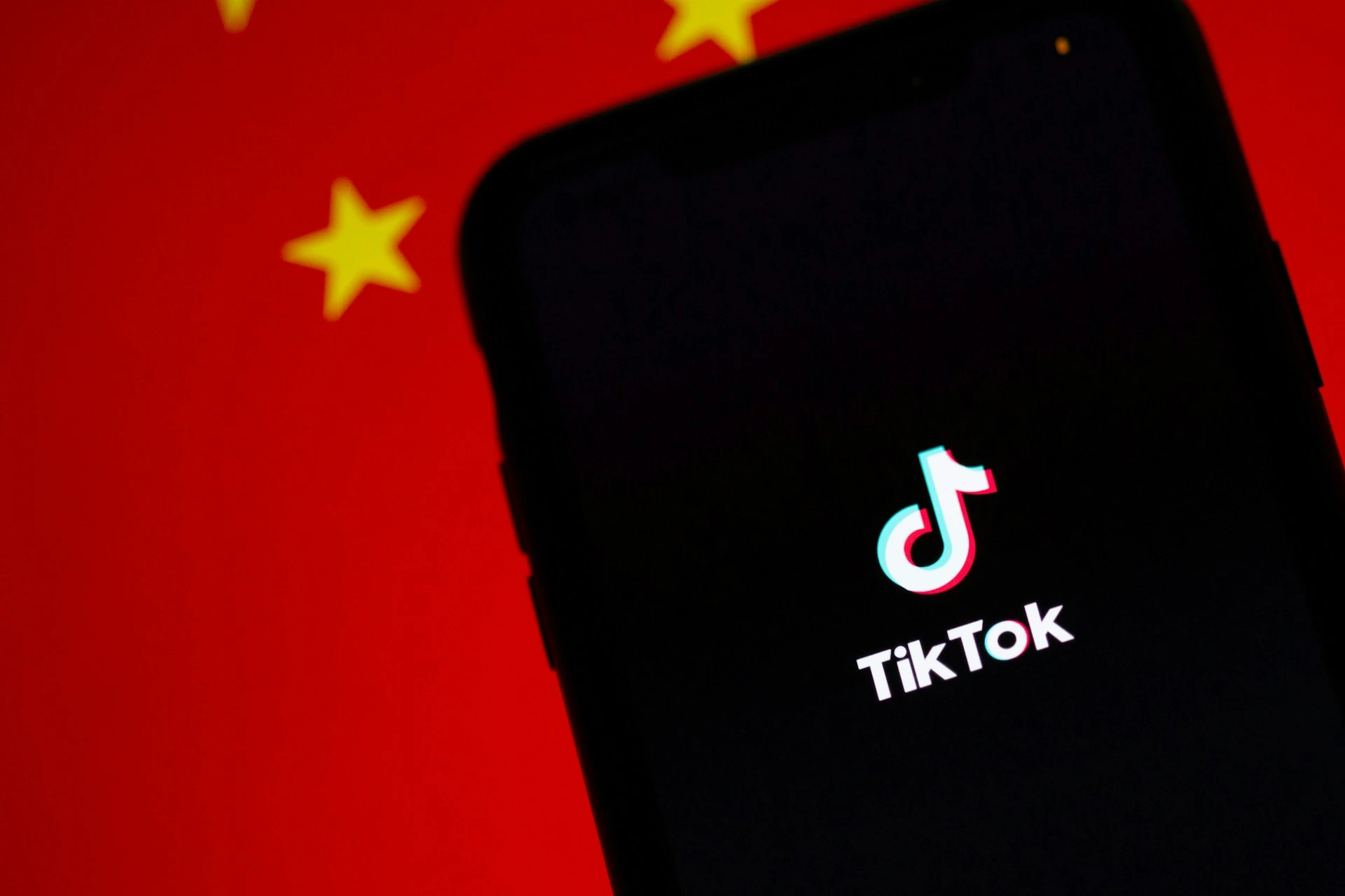 La Fundadora de TikTok es Ahora el Hombre más Rico de China