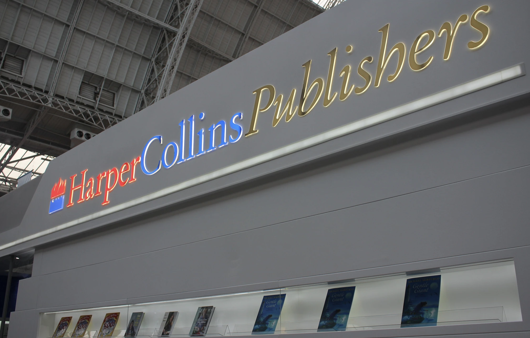 HarperCollins Se Asocia Con Empresa de IA, Escritoras Debaten Participación