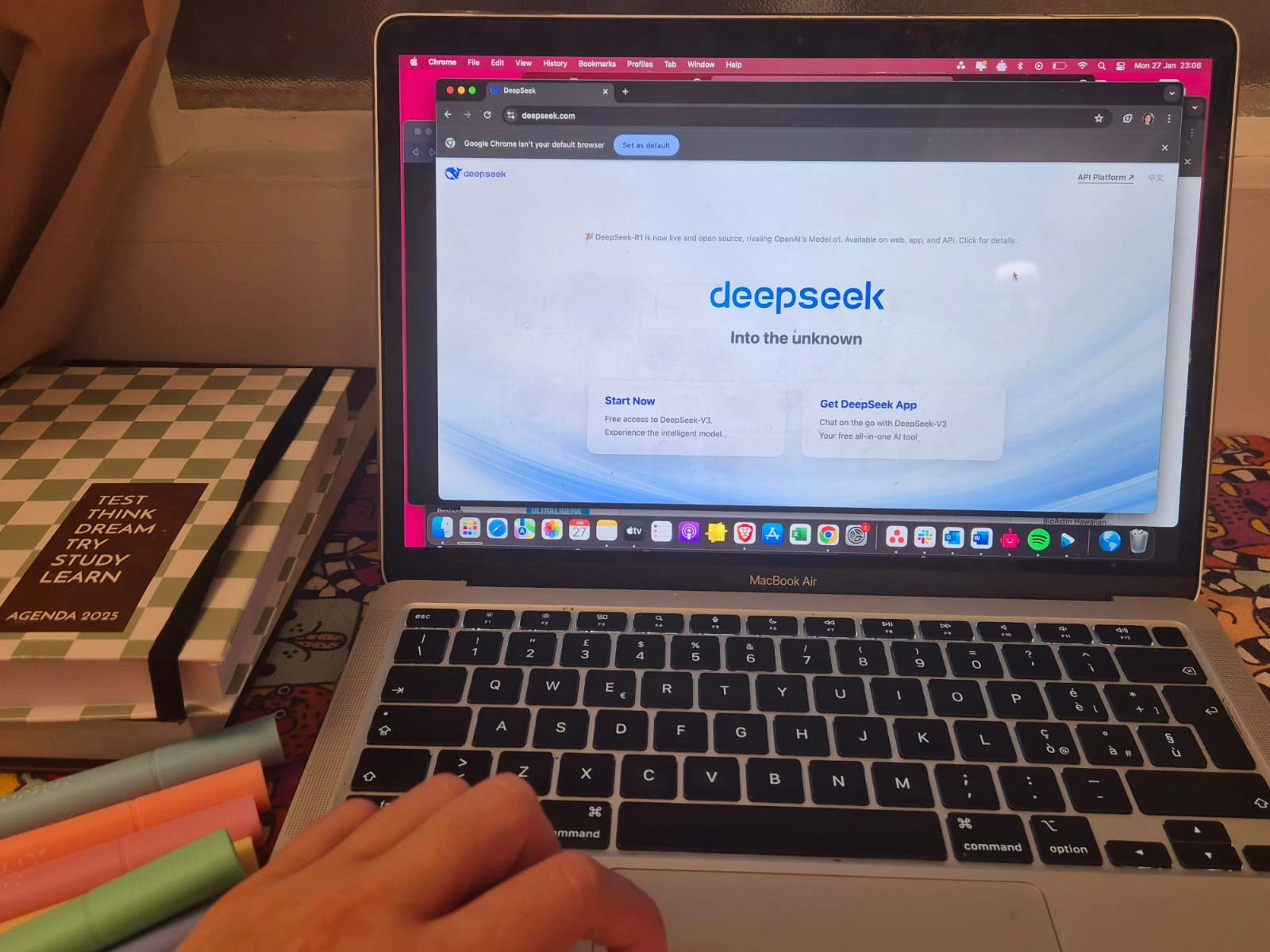 DeepSeek Restringe las Inscripciones Tras los Ataques Cibernéticos