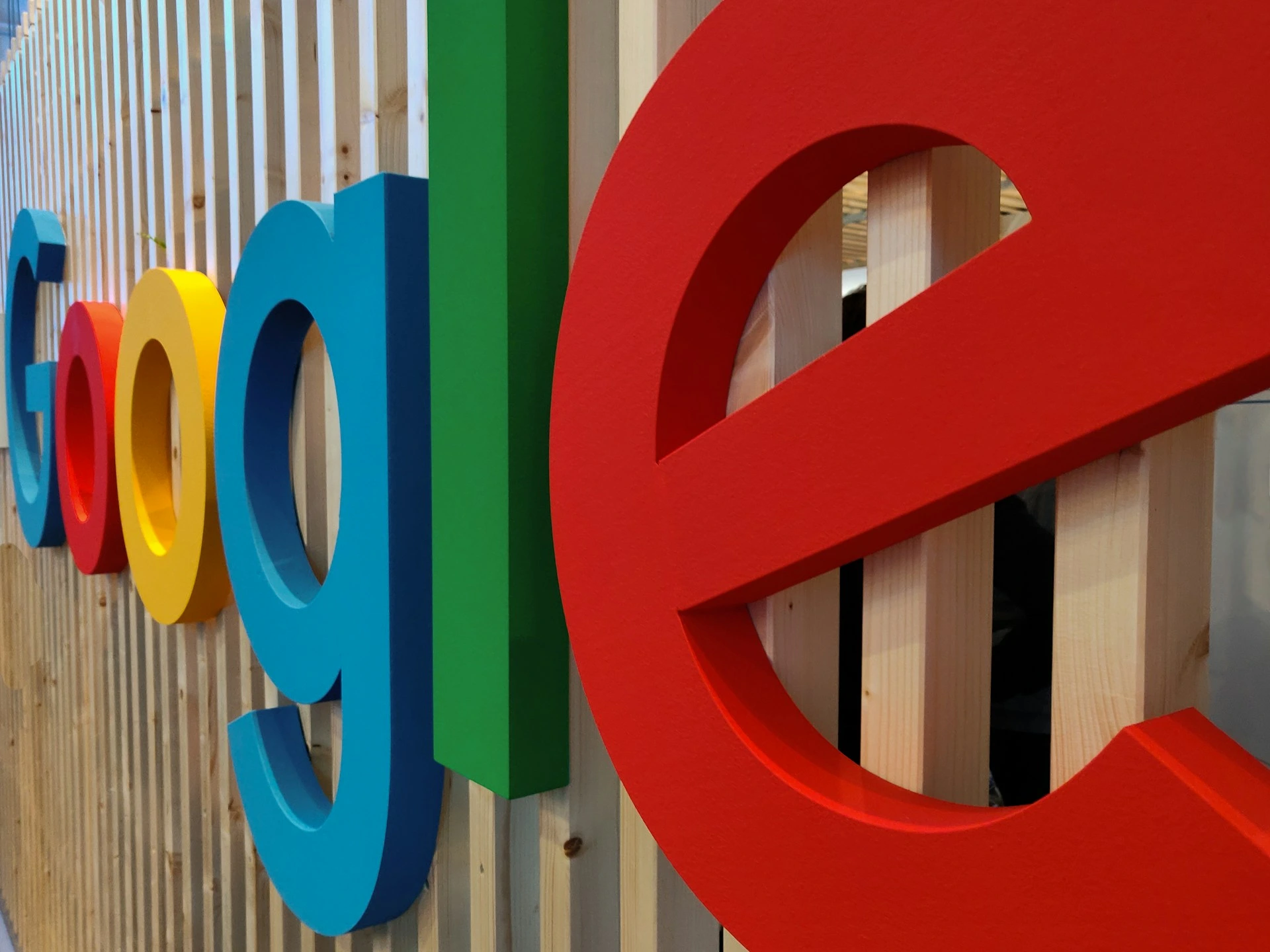 Google Lanza Iniciativa Global Para Educar a Trabajadores y Legisladores Sobre los Riesgos de la IA