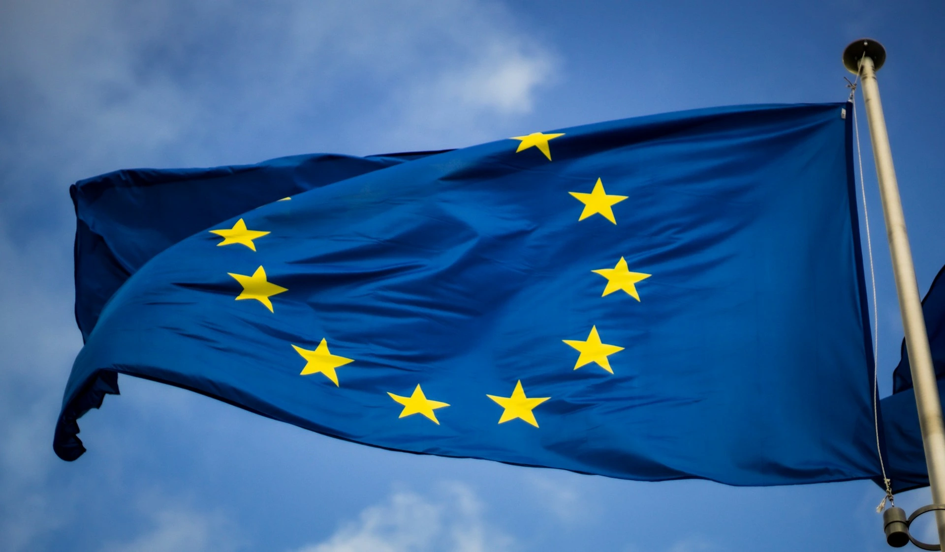 La UE Publica Directrices para Prevenir el Mal Uso de la IA en los Lugares de Trabajo, Plataformas en L&iacute;nea, y M&aacute;s