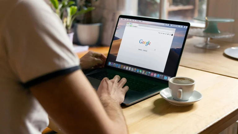 Google Suspendió Más de 39 Millones de Cuentas de Anuncios Fraudulentos Utilizando Herramientas de IA