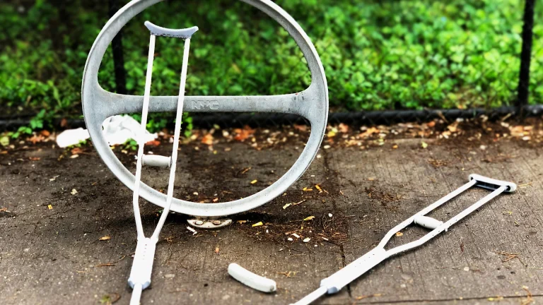 El Dispositivo de IA Portátil Ayuda a los Sobrevivientes de Accidentes Cerebrovasculares a Evitar Caídas en Rehabilitación