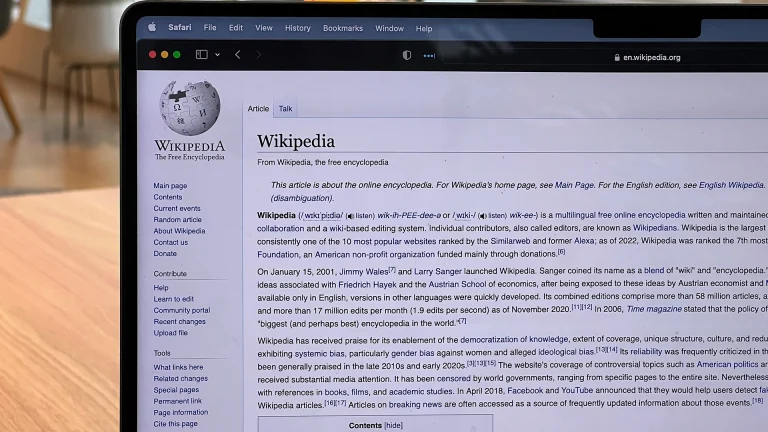 Los Bots de IA Están Sobrecargando los Servidores de Wikipedia