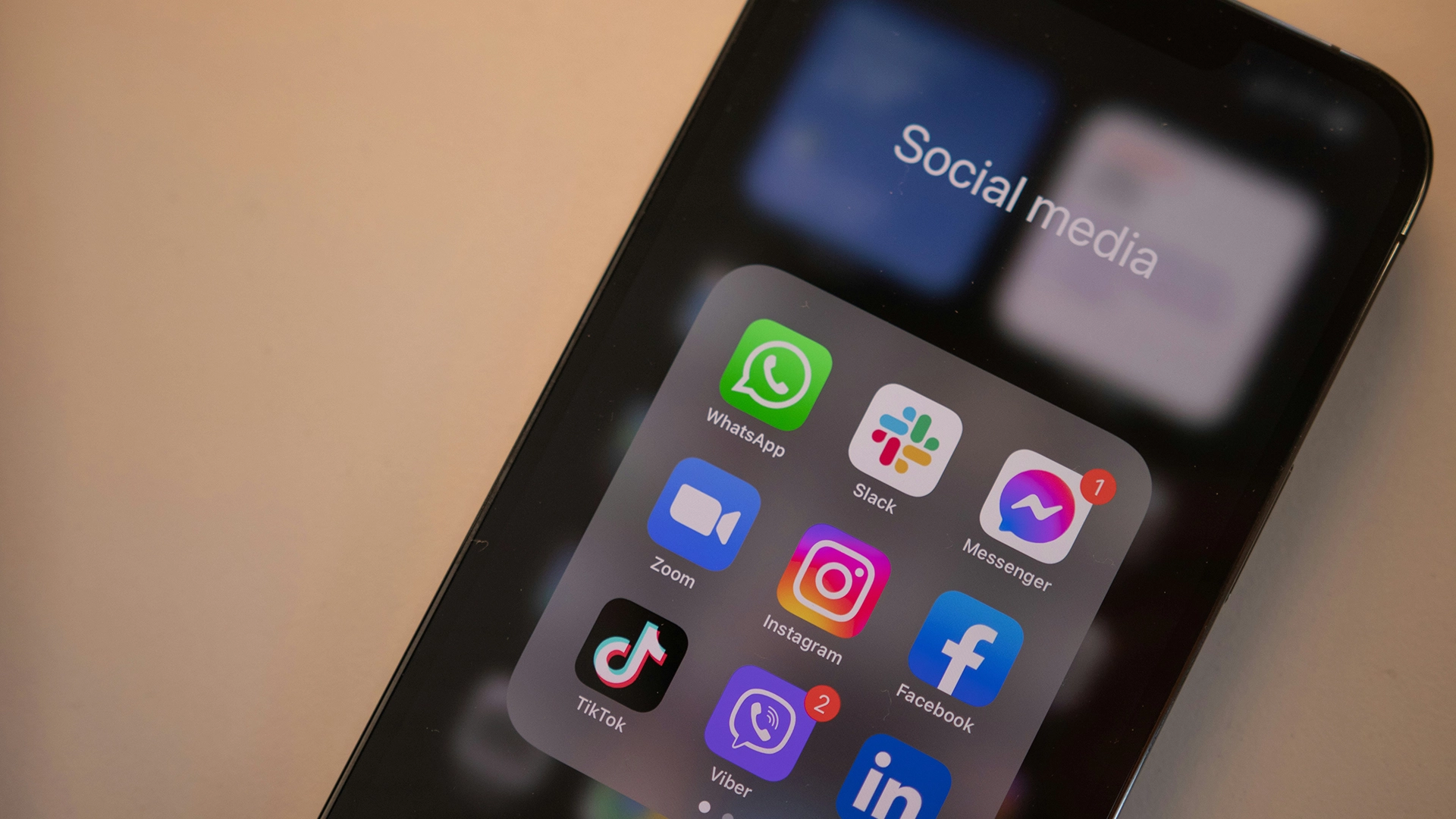 El Gobierno de EE.UU. Vigilará las Redes Sociales de los Inmigrantes en Busca de Antisemitismo