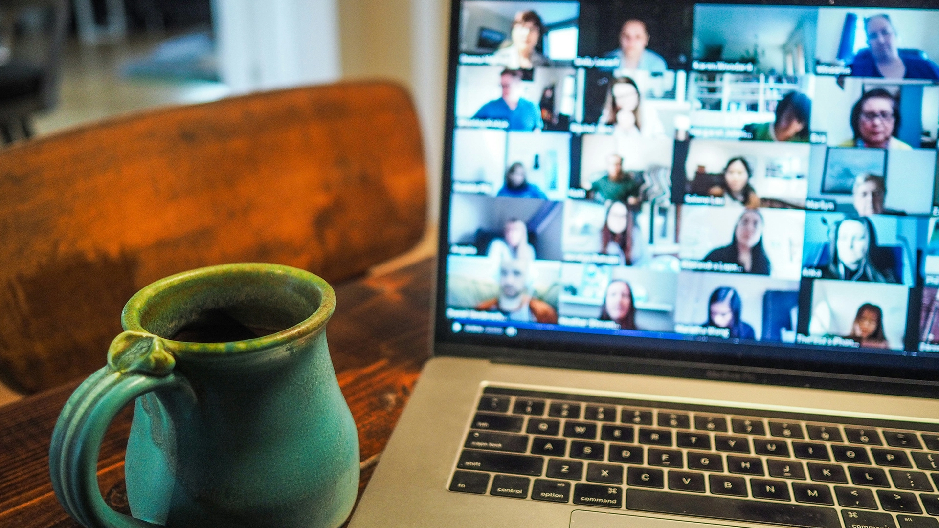 Zoom Anuncia AI Companion 3.0 con Avatares y Traducci&oacute;n de Voz